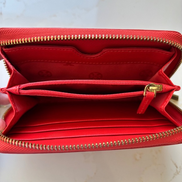 Tory Burch NWOT wallet 6"x4" - Picture 3 of 5